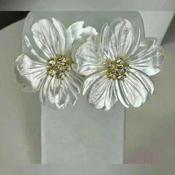 Hawaii Flower and 18K Gold Earrings - Picture 6 of 8